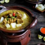 Empal gentong adalah salah satu dari 7 destinasi utama kuliner di Cirebon. Foto: shutterstock