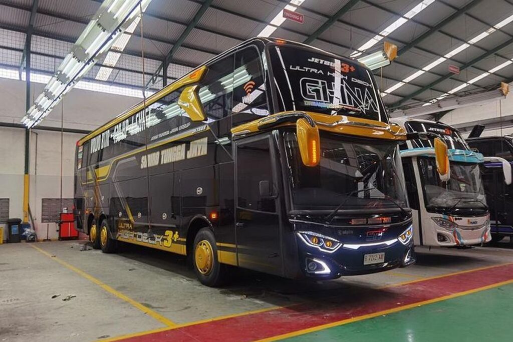 Bus Malam karoseri Adiputro Foto Adiputro