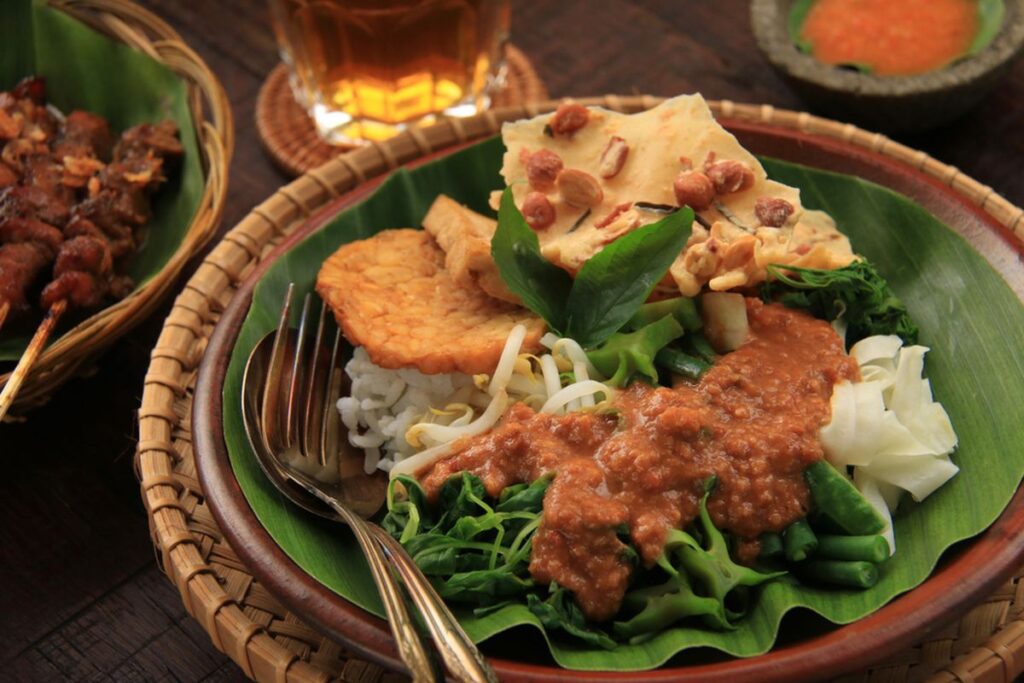 Nasi Pecel Madiun Enak shuterstock