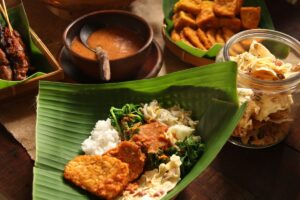 5 Warung Nasi Pecel Oke di Madiun 8 Ini 5 warung nasi pecel oke di Madiun. Foto: shutterstock