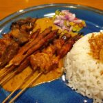 Sate ayam Ponorogo merupakan makanan khas kota di Jawa Timur ini. Foto: shutterstock