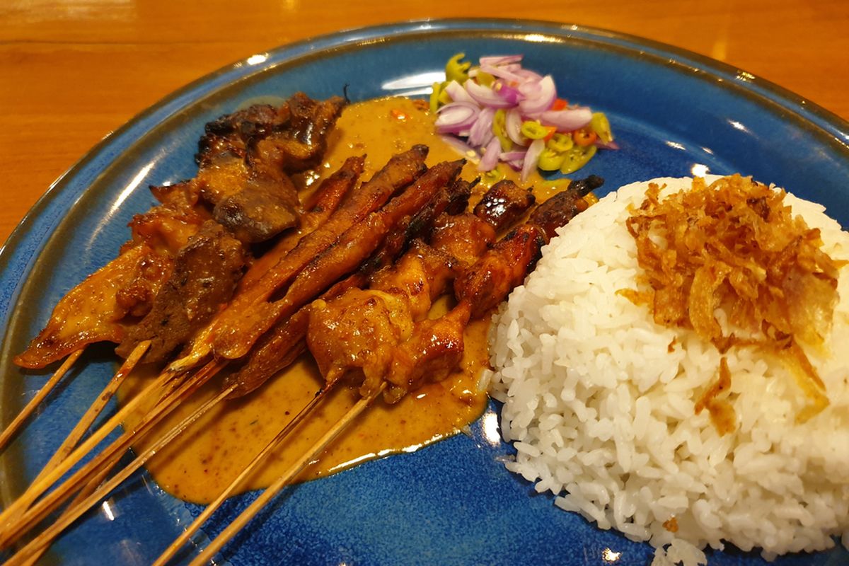 Sate ayam Ponorogo merupakan makanan khas kota di Jawa Timur ini. Foto: shutterstock