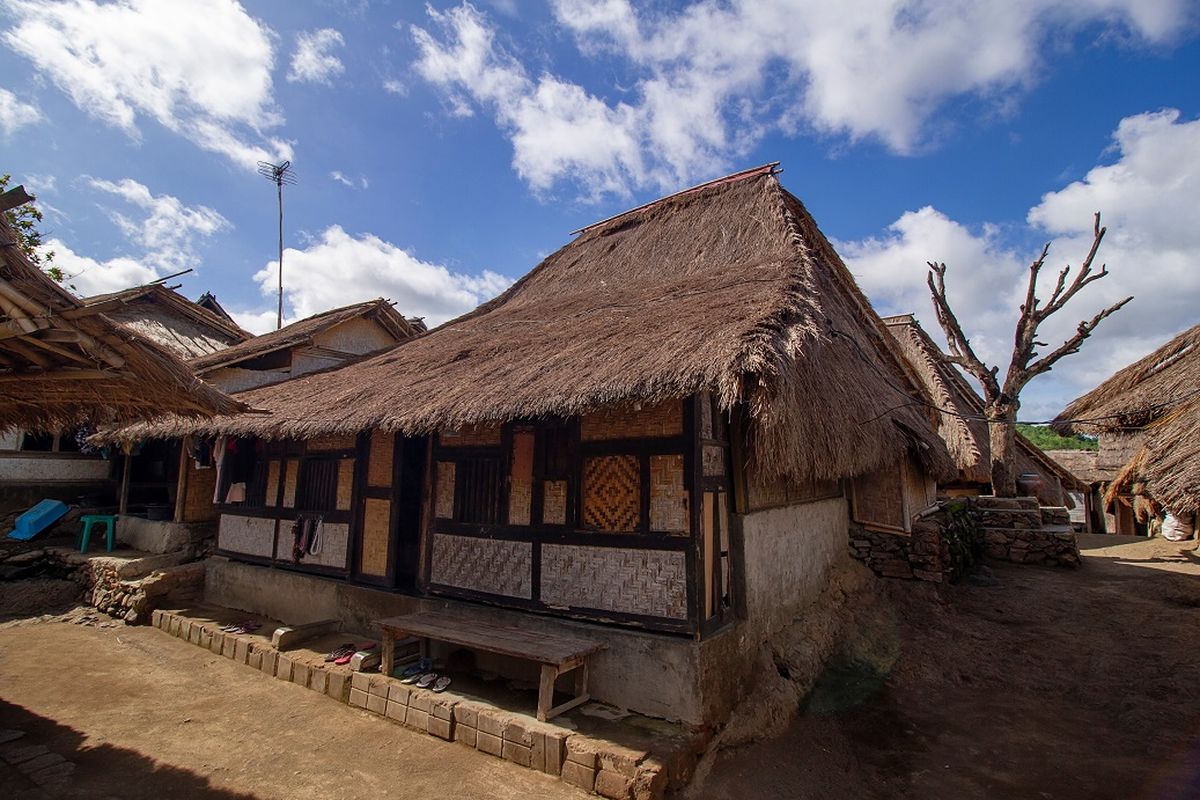 Sebuah rumah di Desa Sade, Lombok Tengah. shutterstock