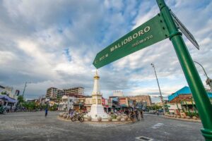 Ini 4 moda transportasi menuju ke Yogyakarta. Foto Tugu Palputih Yogyakarta-shutterstock