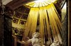 Aedicule interior, general view of the rays of light and false coffered half dome