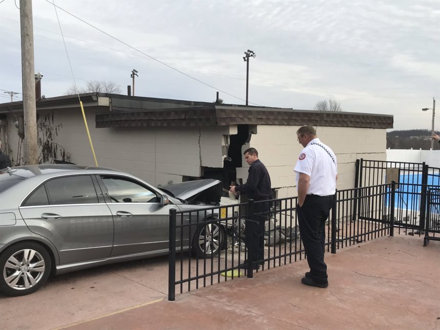 Car hits Columbia building