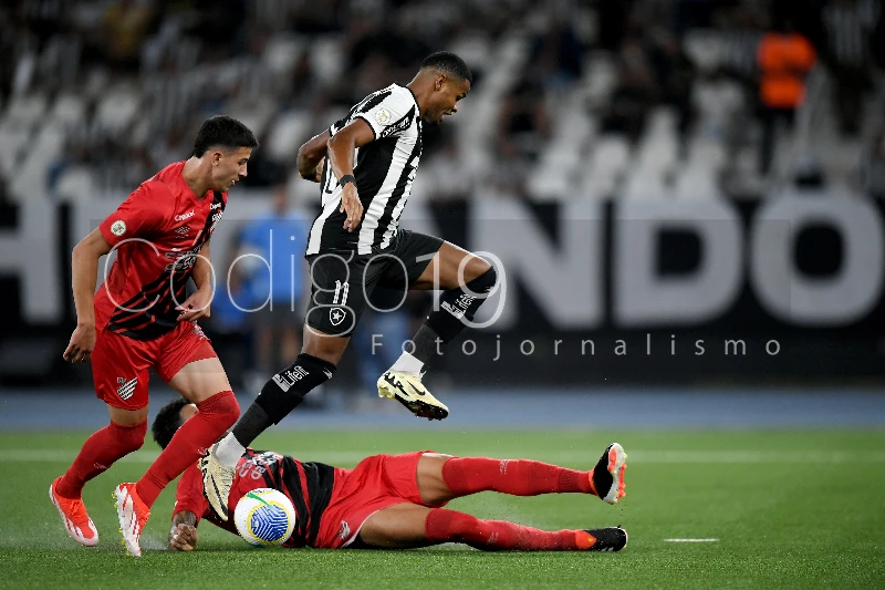 Botafogo sai na frente, recua e toma virada do Atlético Paranaense -  Notibras