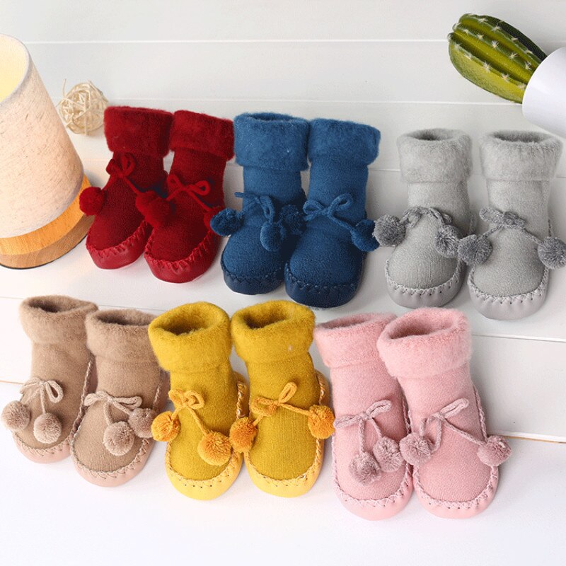 Zapatos de suela suave para bebé, Calcetines antideslizantes de terciopelo, con pompón de lazo, botines gruesos y cálidos para primeros pasos, impermeables