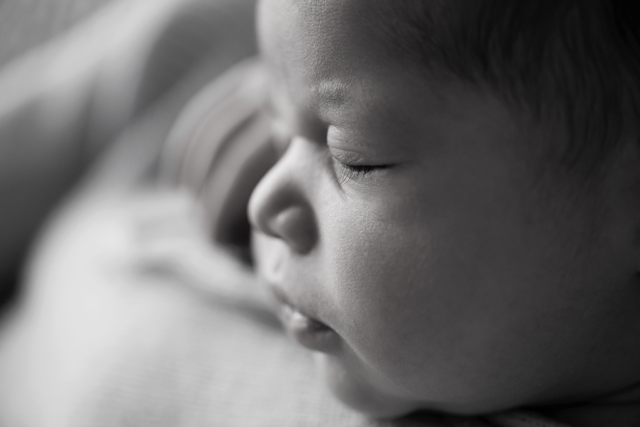 foto de detalhe do bebê no ensaio newborn, tudo que você precisa saber