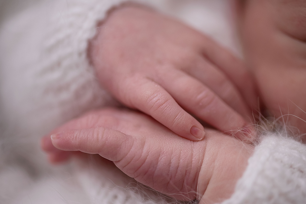 foto de detalhe do bebê no ensaio newborn, tudo que você precisa saber