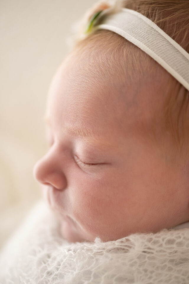 detalhe de bebê em ensaio newborn, por que incluir ensaio newborn no enxoval do bebê, fotografia newborn em SP, ensaio newborn natural
