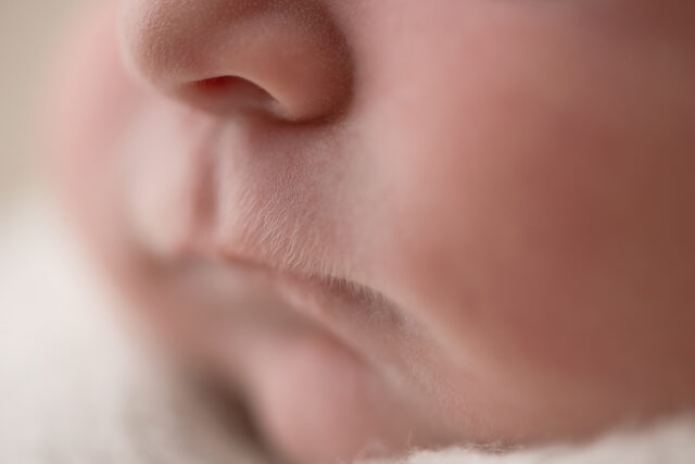 ensaio-newborn-natural-4 detalhe de bebê em ensaio newborn, por que incluir ensaio newborn no enxoval do bebê, fotografia newborn em SP, ensaio newborn natural