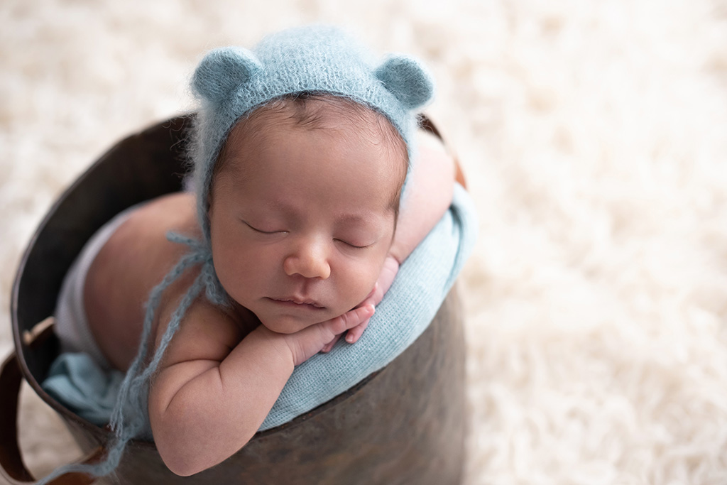 foto de recém-nascido dentro do baldinho, as melhores poses para ensaio newborn, foto newborn em estúdio, quais poses para fotos newborn