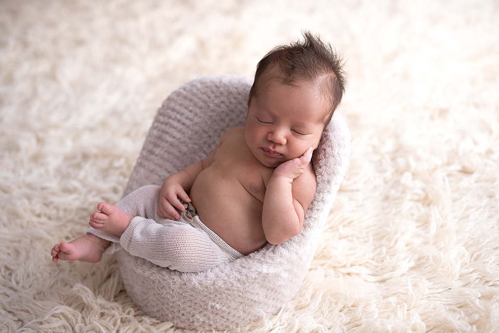 foto de recém-nascido sentado, as melhores poses para ensaio newborn, foto newborn em estúdio, quais poses para fotos newborn