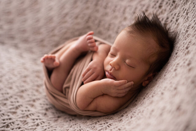 poses-newborn-Laura-Alzueta-05 foto de recém-nascido no puff, pose de bebê no puff, as melhores poses para ensaio newborn, foto newborn em estúdio, quais poses para fotos newborn