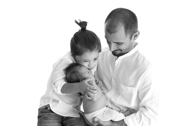 foto de recém-nascido com a família, pose de bebê no puff, as melhores poses para ensaio newborn, foto newborn em estúdio, quais poses para fotos newborn