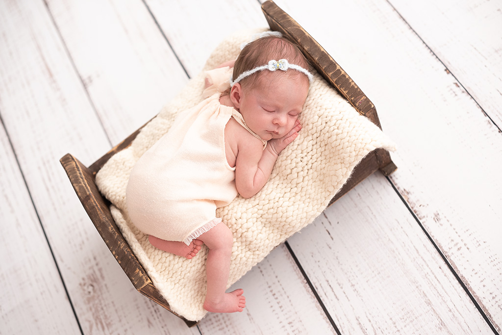 como fazer o bebê dormir no ensaio newborn, o sono no ensaio newborn, ensaio newborn sp, fotografa newborn sp, pose do bebe no puff, pose do bebê dormindo na cama