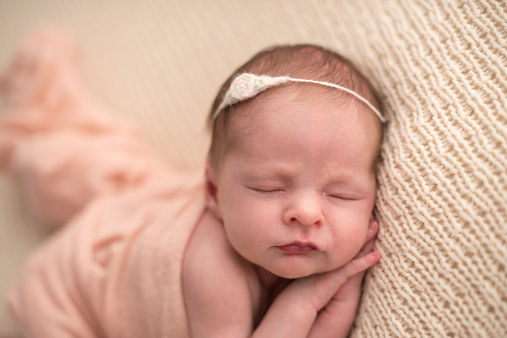 como fazer o bebê dormir no ensaio newborn, o sono no ensaio newborn, ensaio newborn sp, fotografa newborn sp, pose do bebe no puff, pose do bebê dormindo na cama