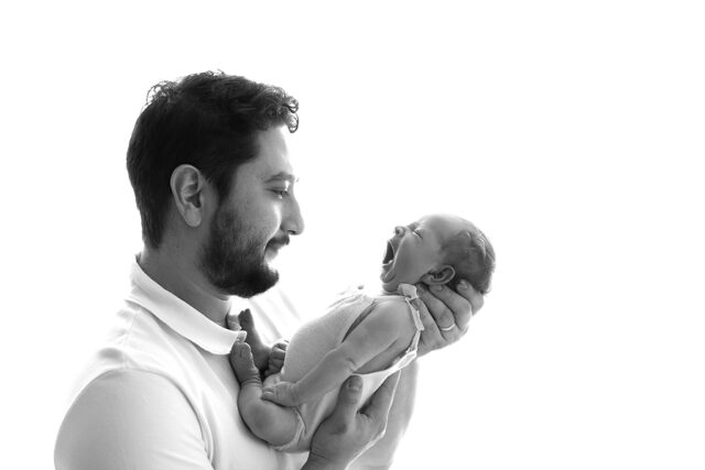 como preparar o set perfeito no ensaio newborn, foto de recém-nascido dentro do baldinho, foto newborn em estúdio, como organizar set na fotografia