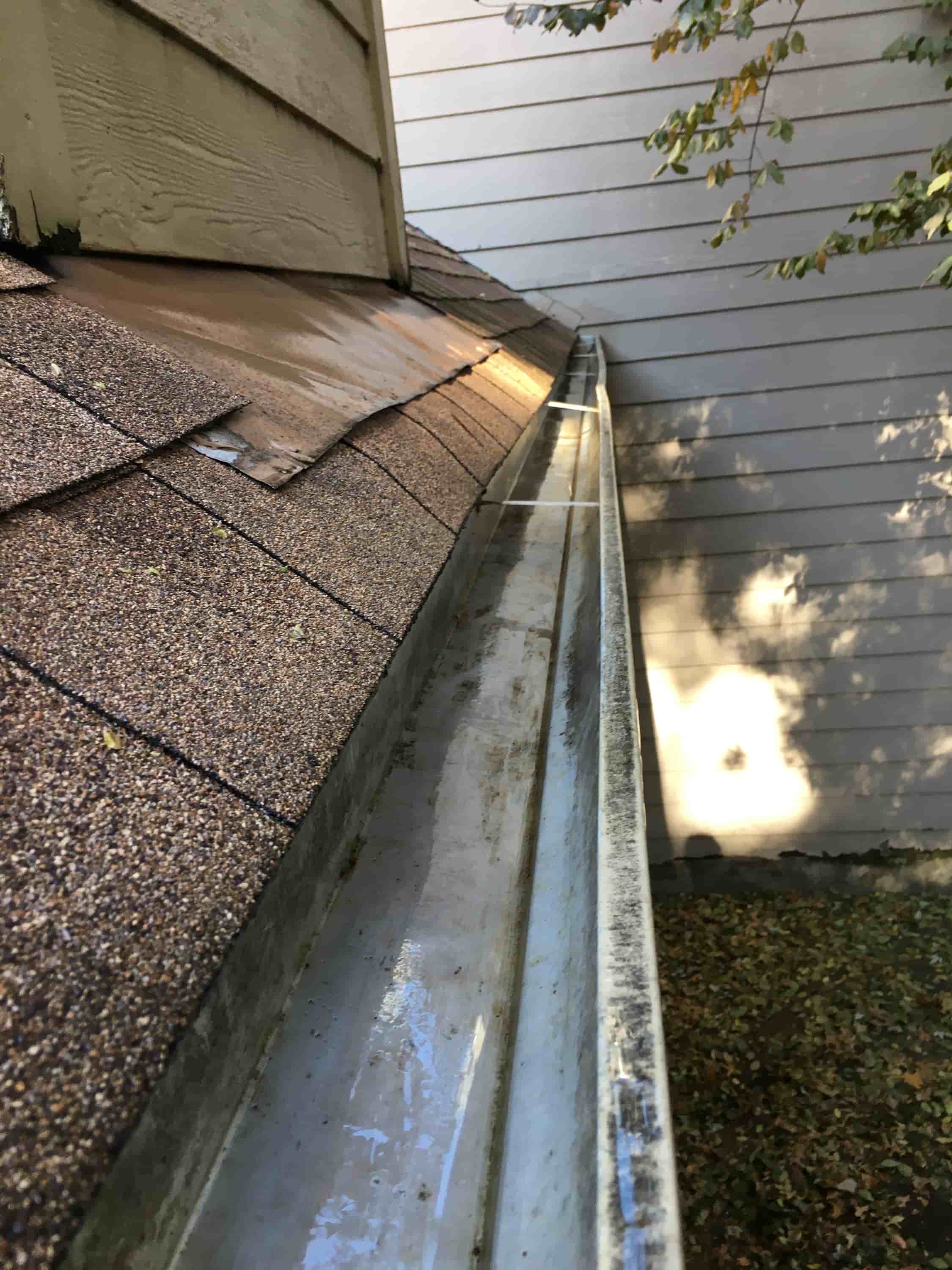 how to clean leaves from gutters