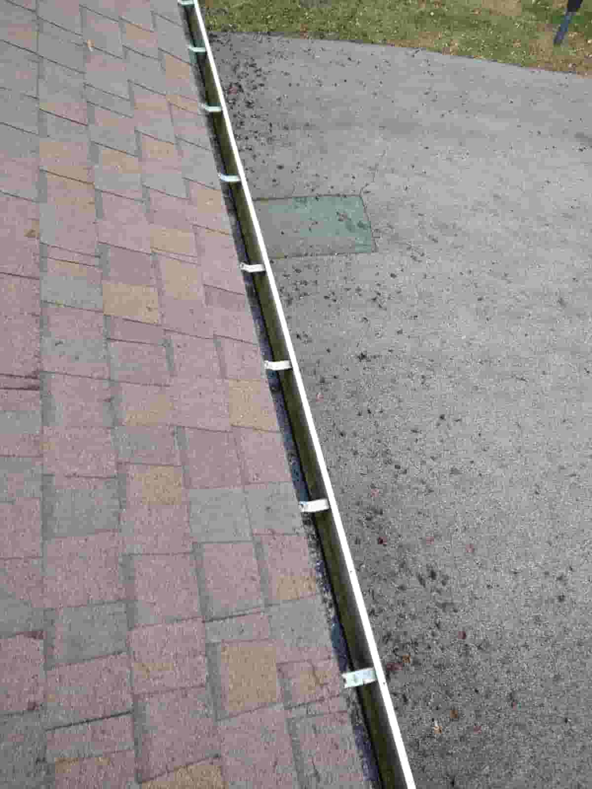cleaning house gutters
