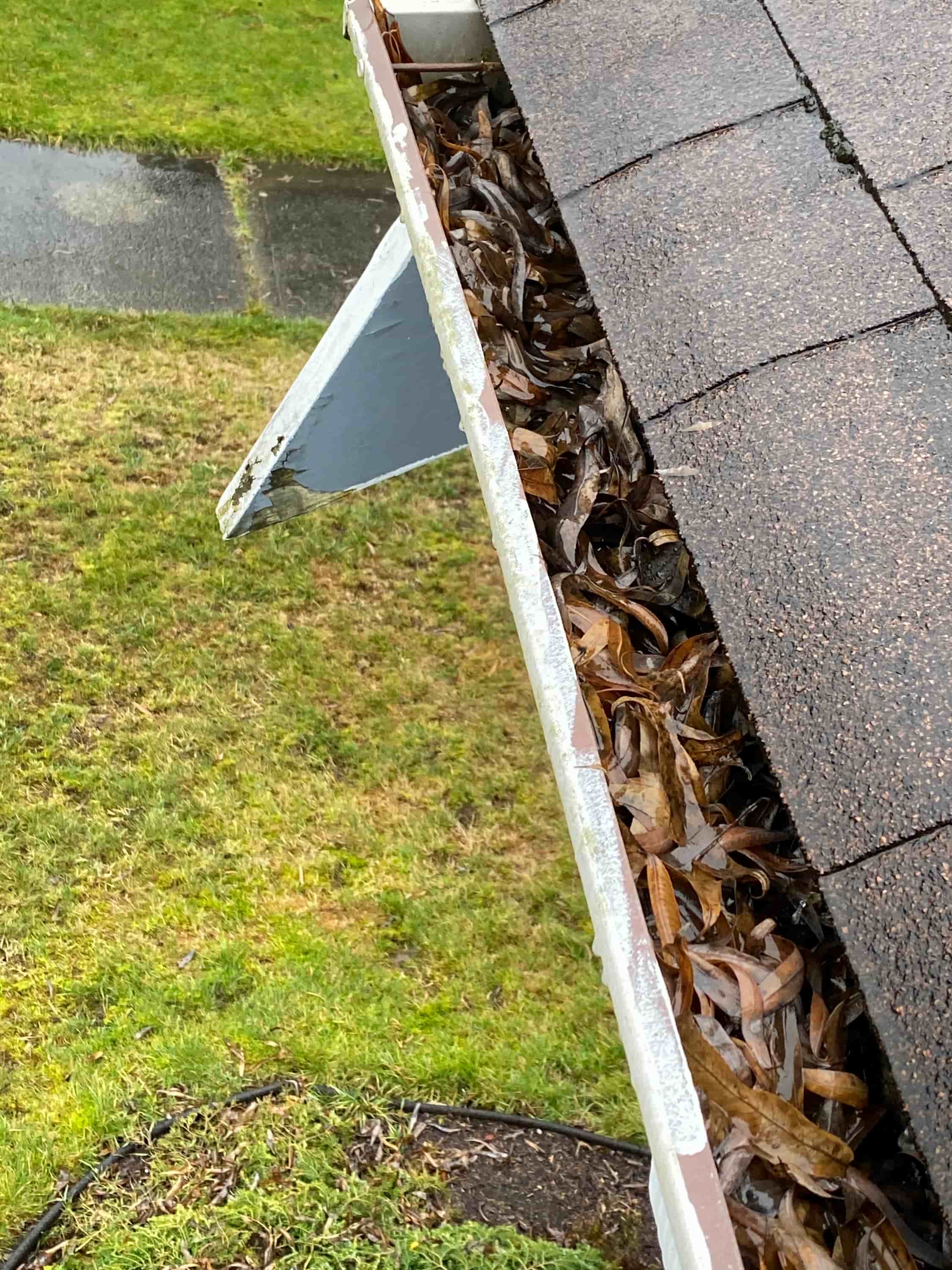 cleaning white aluminum gutters