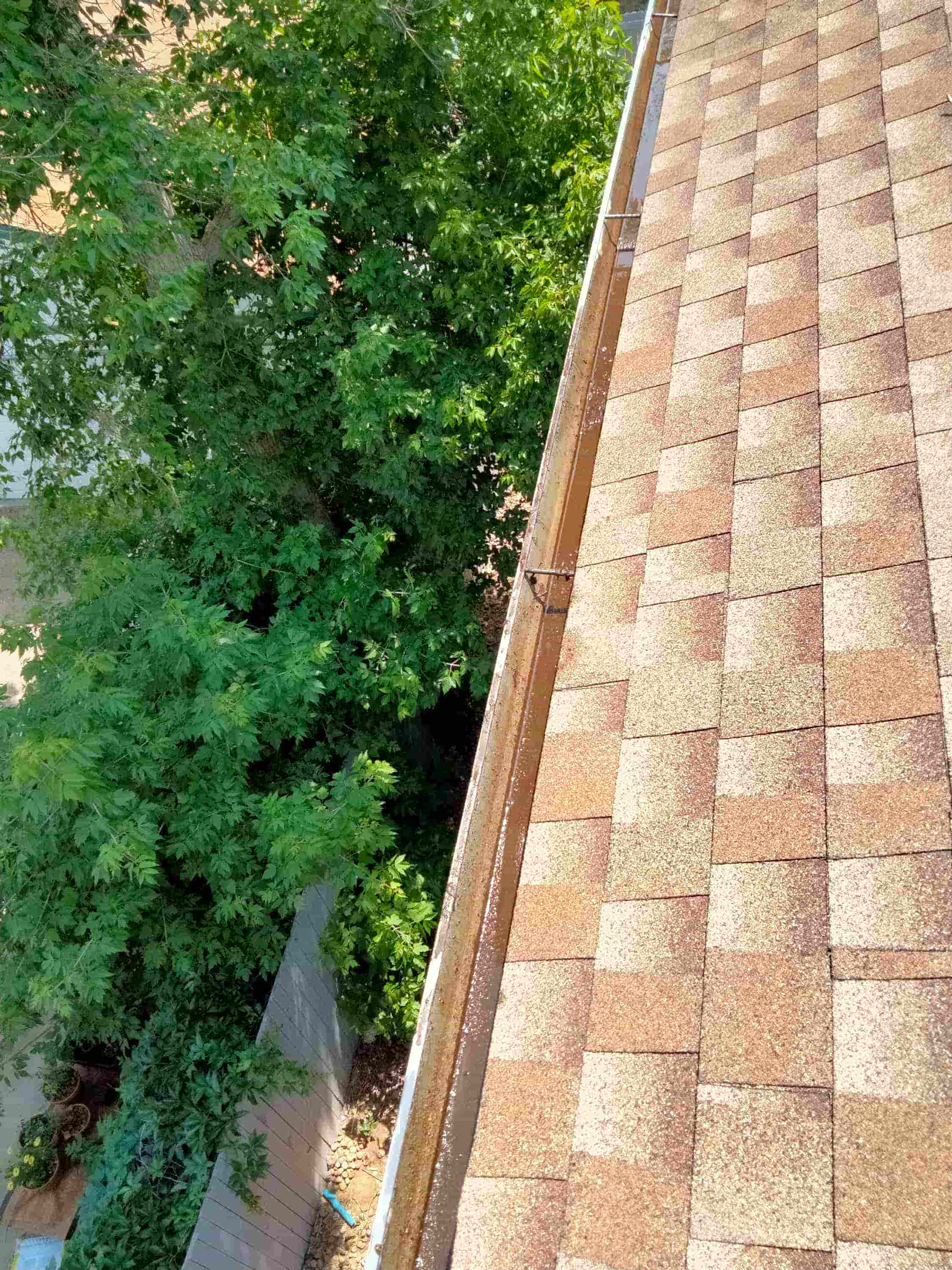 how to clean roof gutters