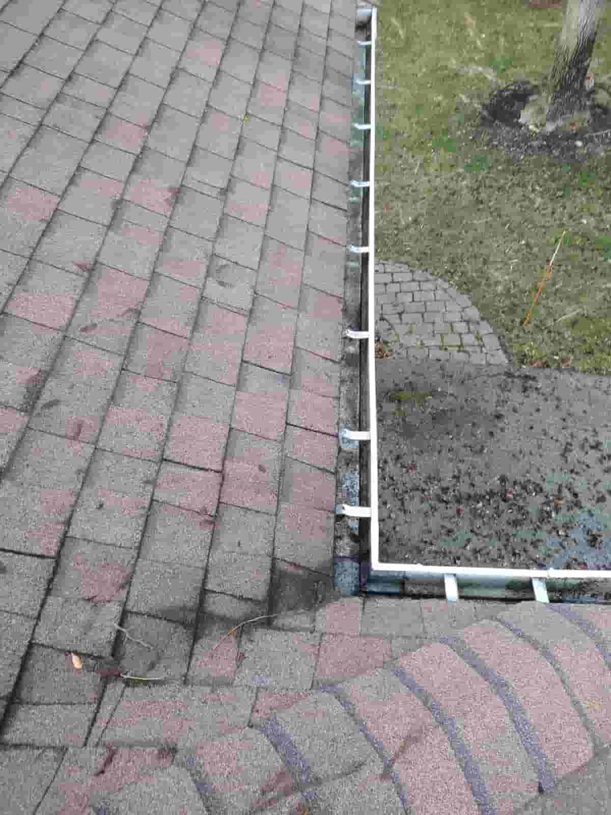 device for cleaning gutters