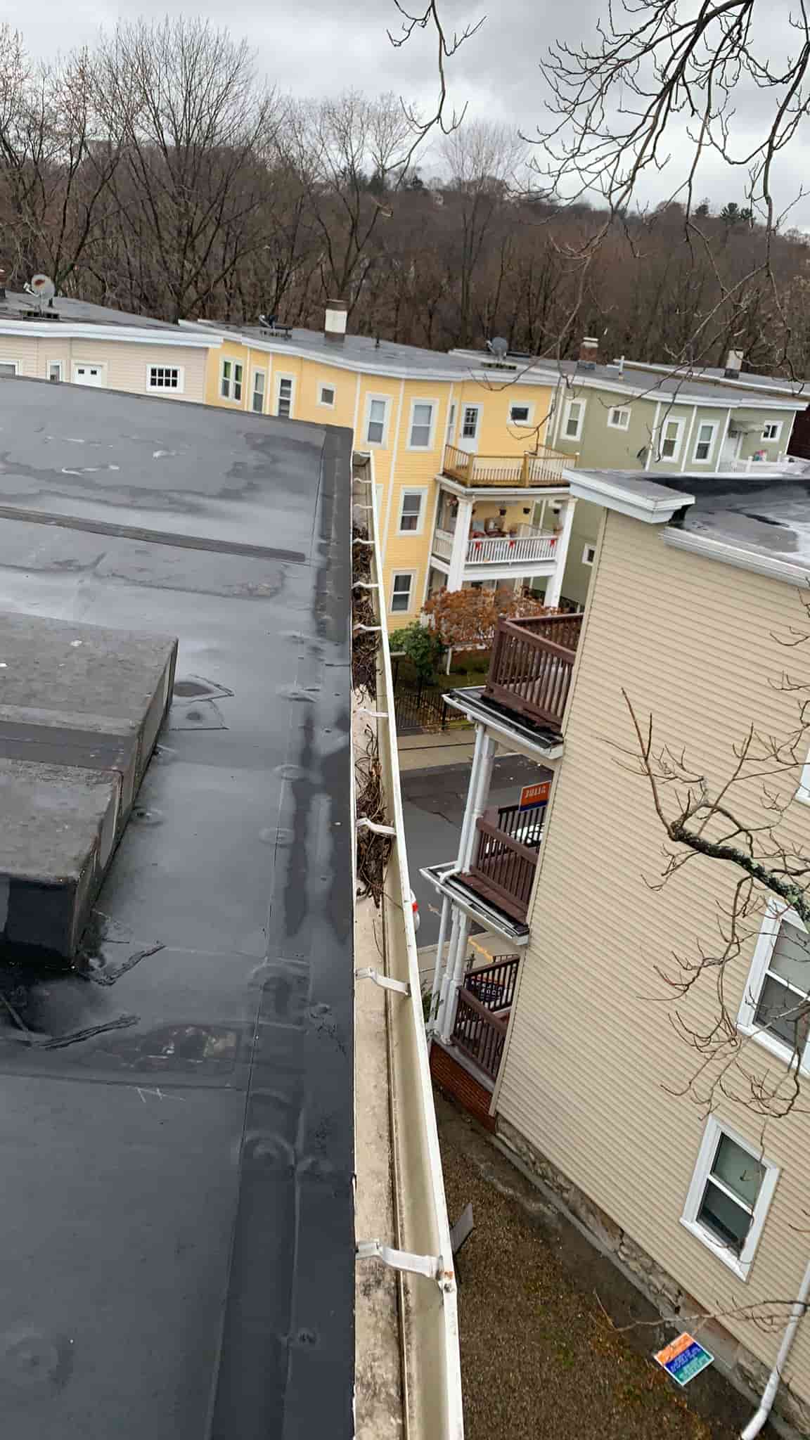 device for cleaning gutters