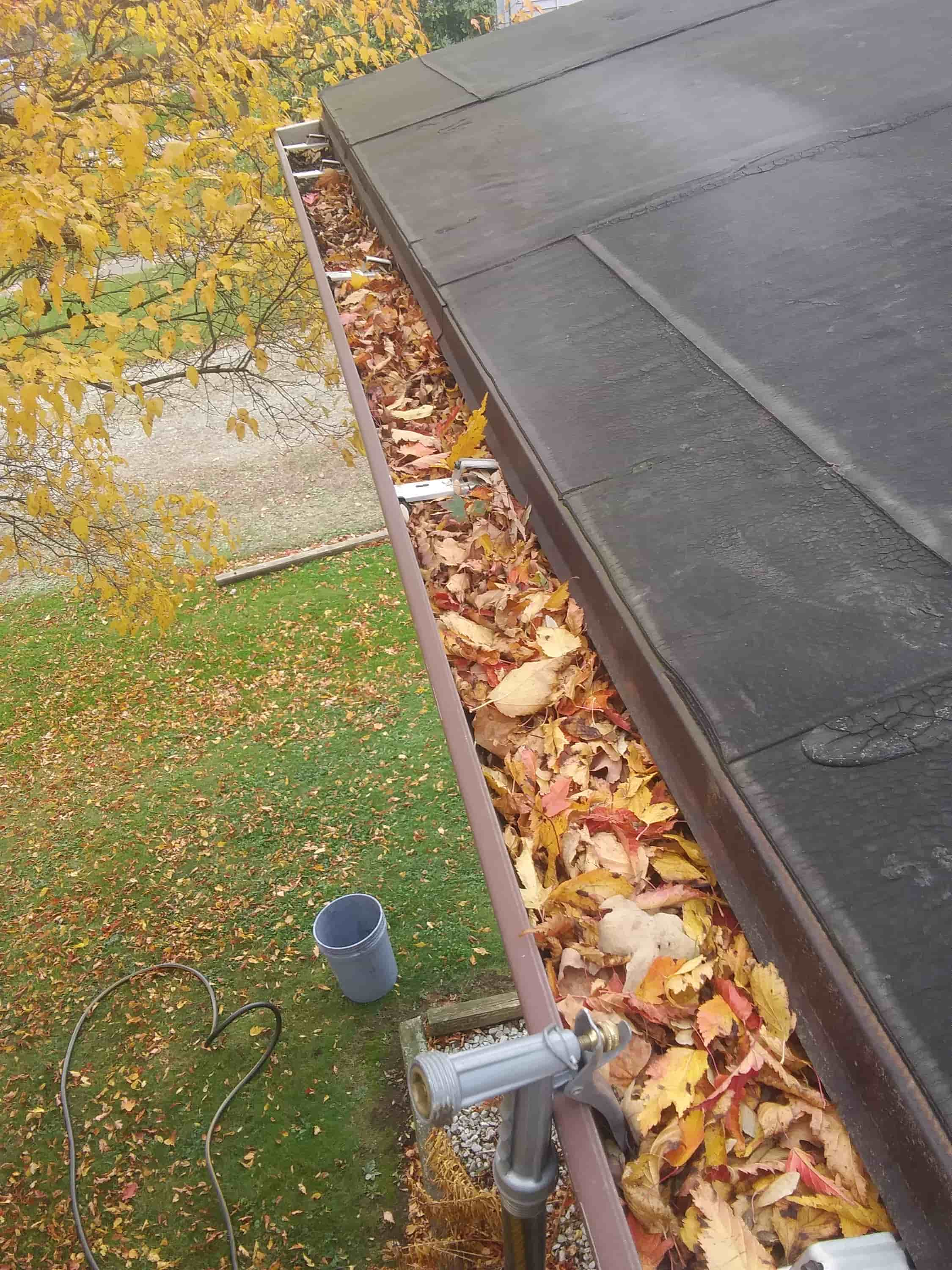 gutter cleaning devices