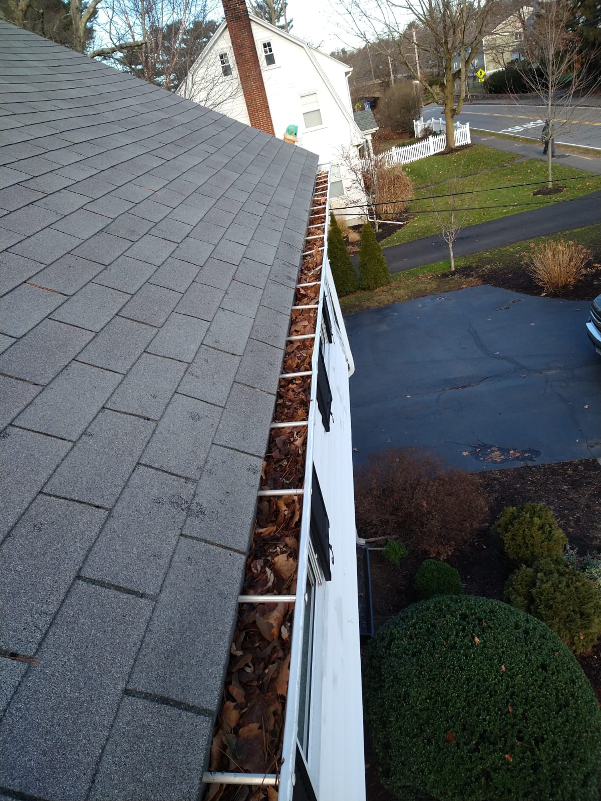 how to clean eavestroughs without a ladder