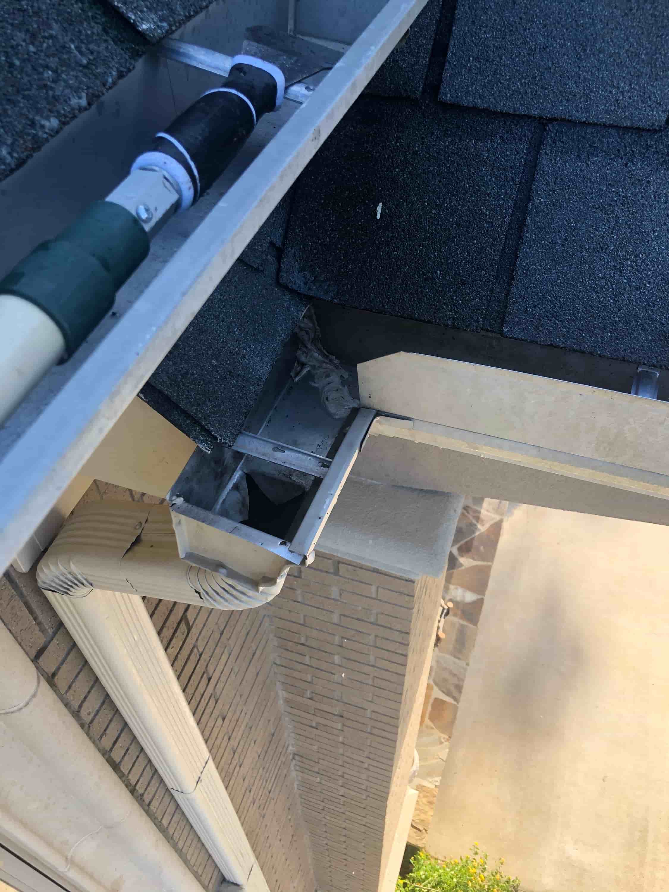 device for cleaning gutters