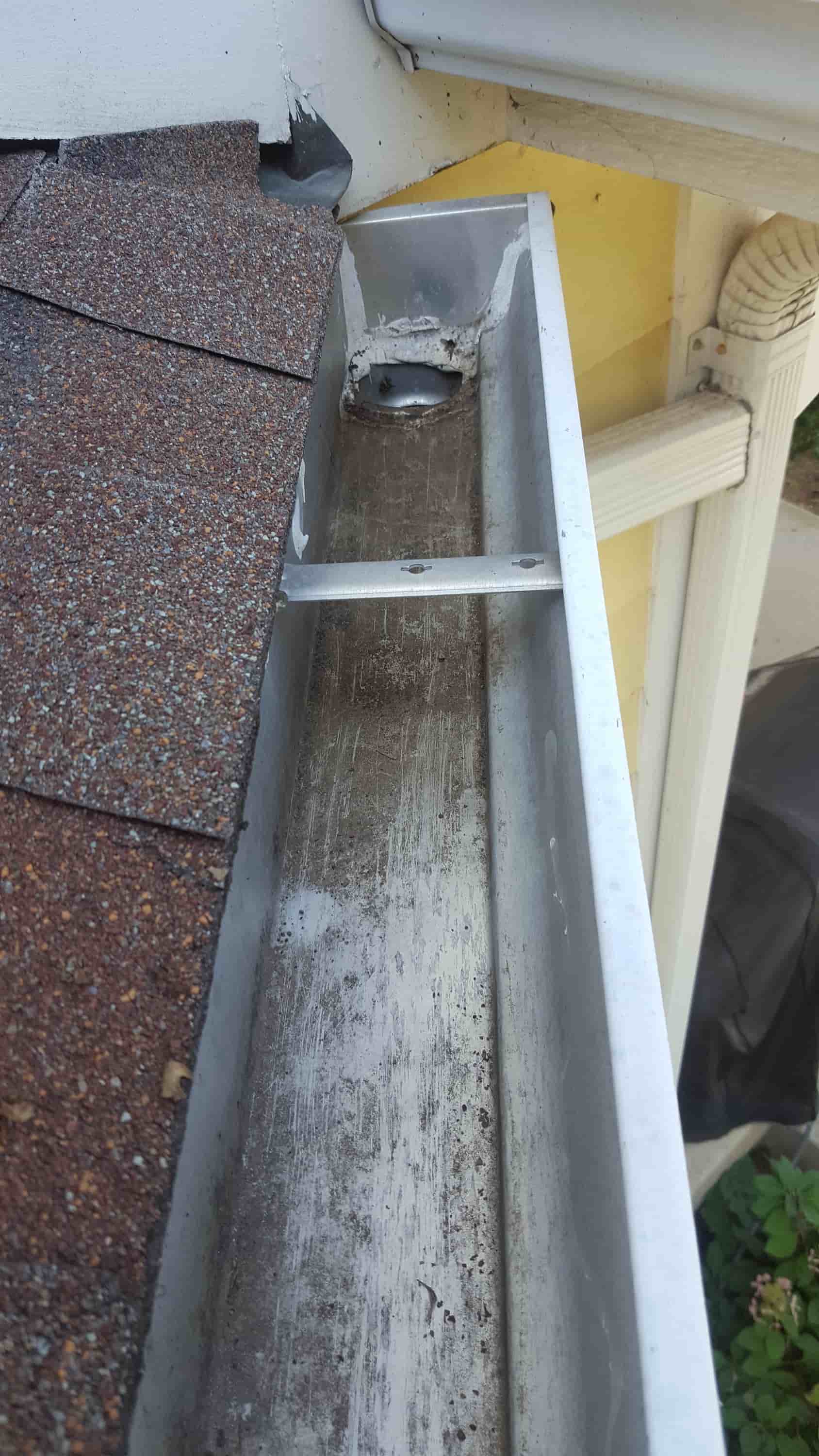 what does gutter cleaning cost