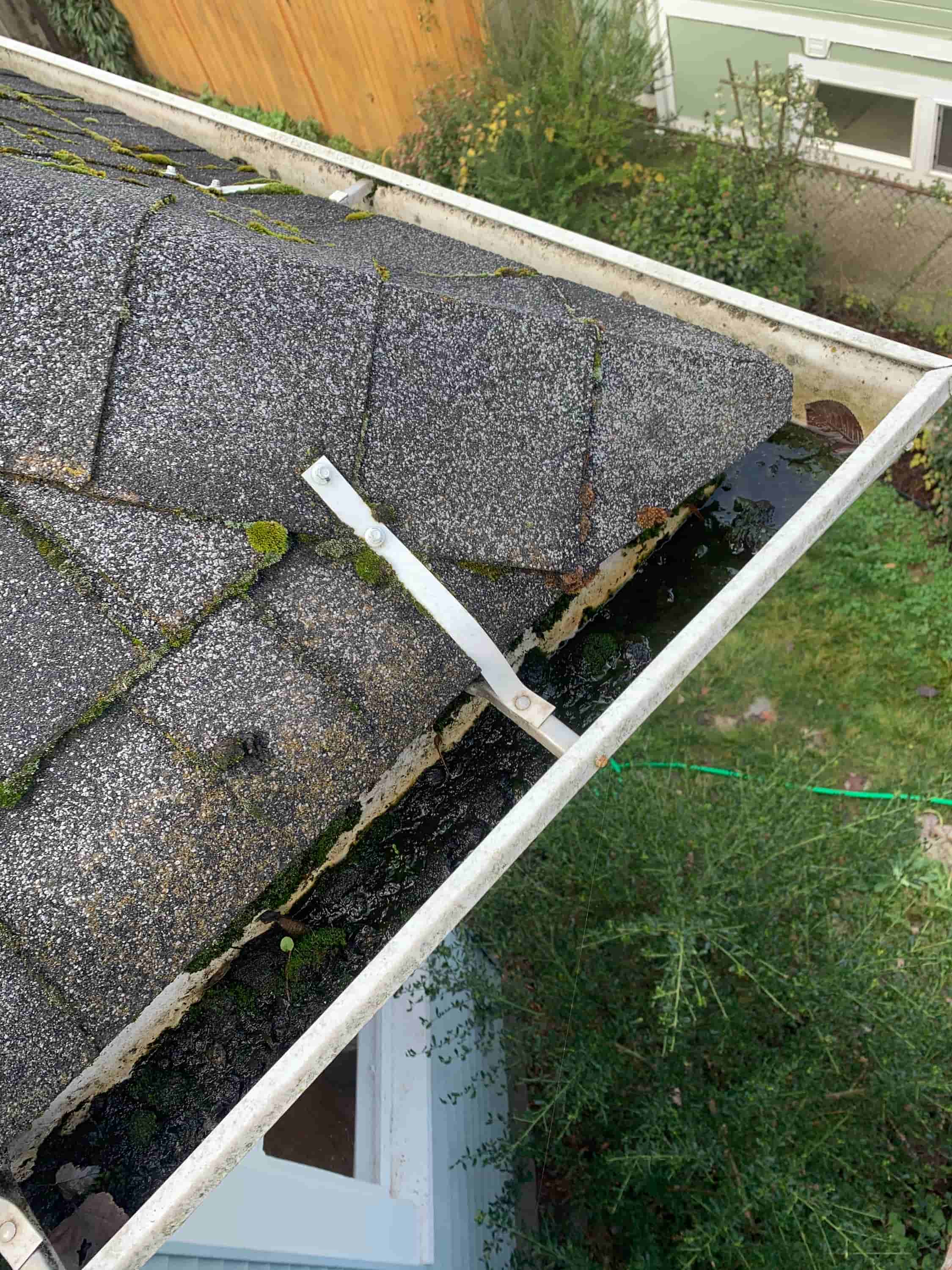how to clean gutters without ladder