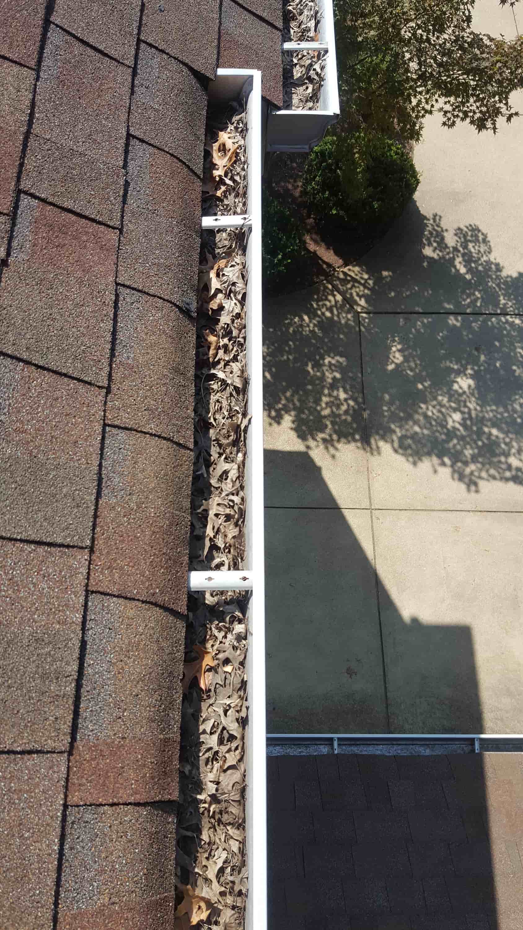 how to clean gutters from roof