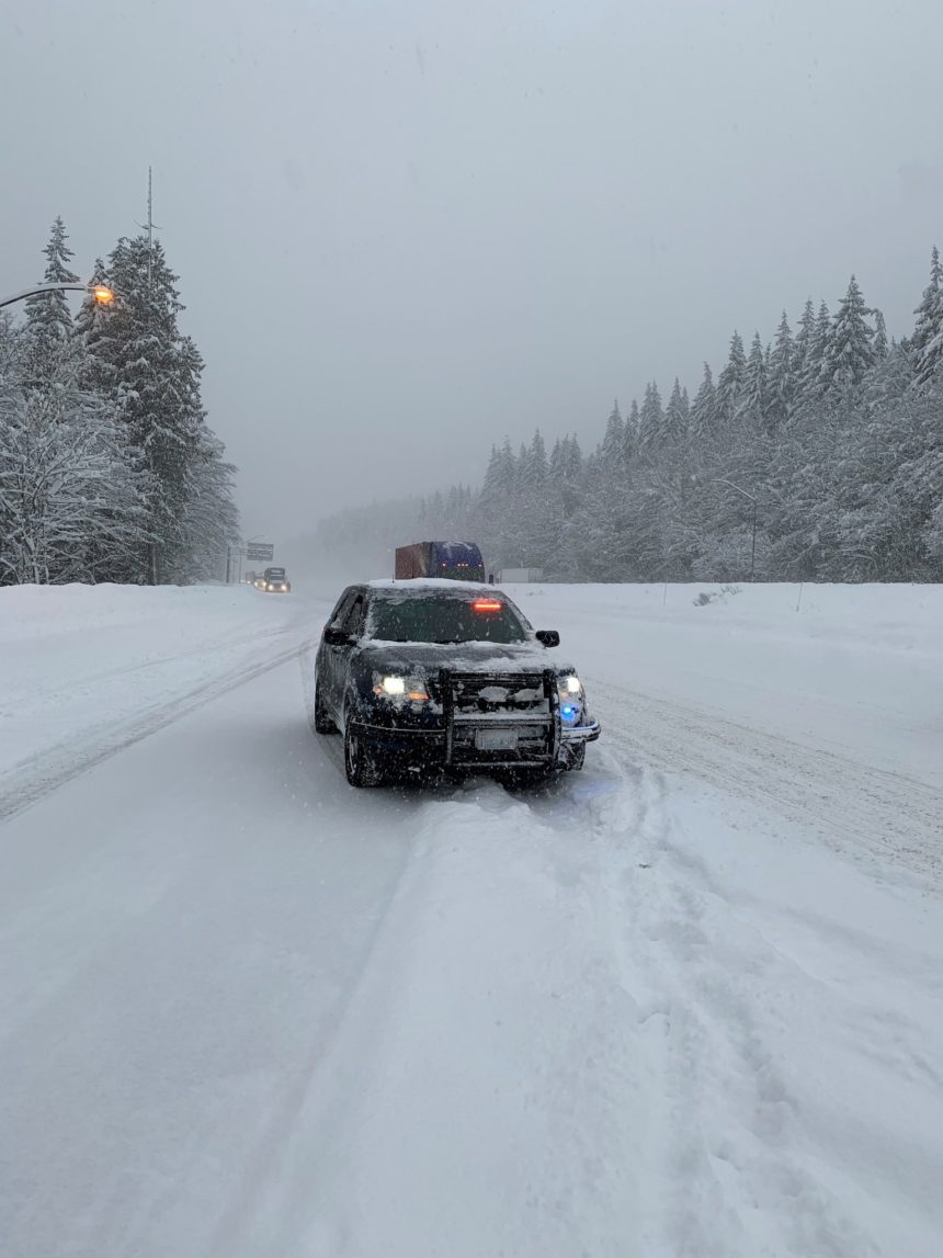 Chain up Snoqualmie Pass WSP