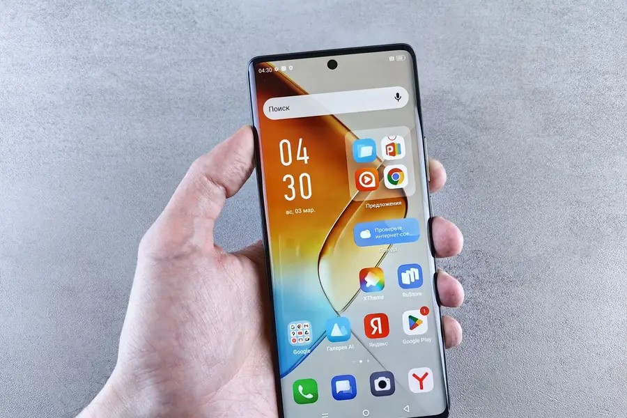 Mão segurando smartphone com texto em letras grandes na tela Mão segurando smartphone com texto em letras grandes na tela