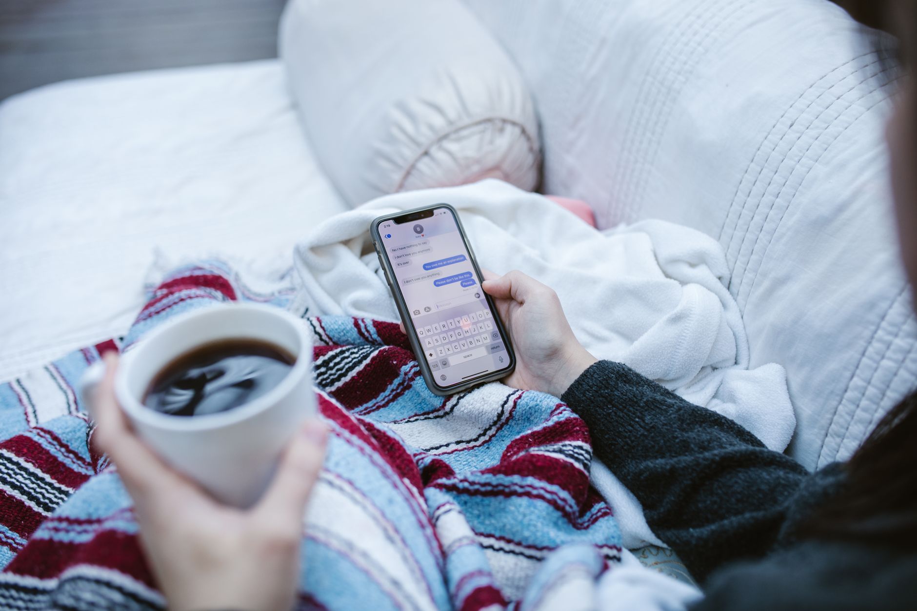 Pessoa usando um smartphone com ferramentas de inteligência artificial na tela