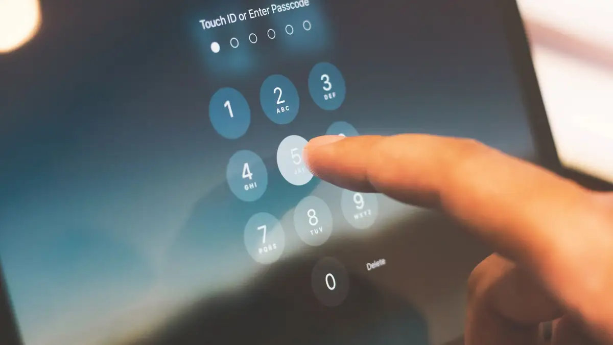 Pessoa desbloqueando o celular com o dedo na tela