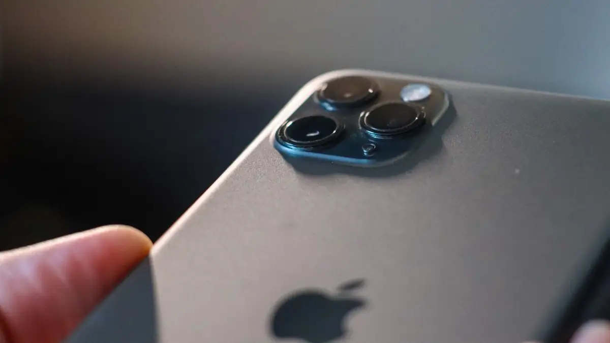 Detalhe do conjunto de três câmeras traseiras de um smartphone