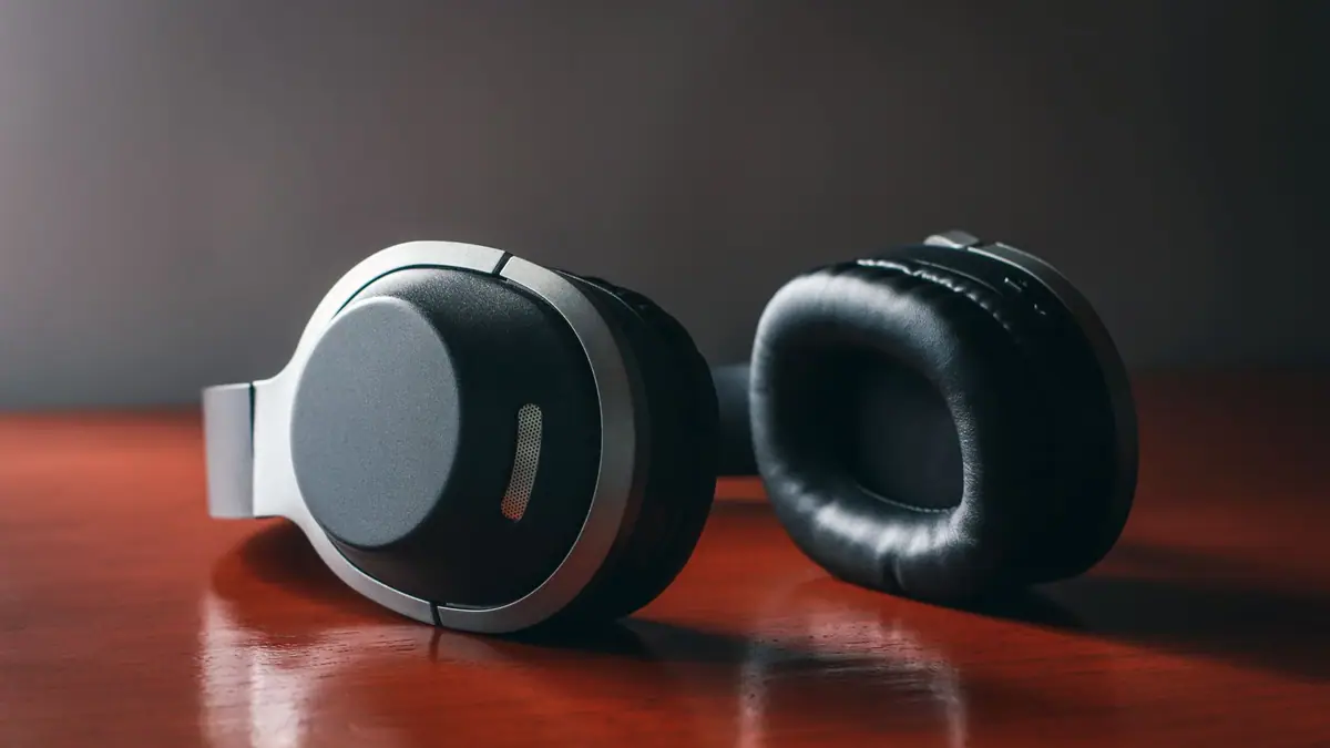 Fones de ouvido sem fio sobre uma superfície de madeira