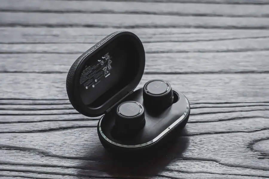 Fones de ouvido sem fio abertos dentro do estojo de carregamento Fones de ouvido sem fio abertos dentro do estojo de carregamento