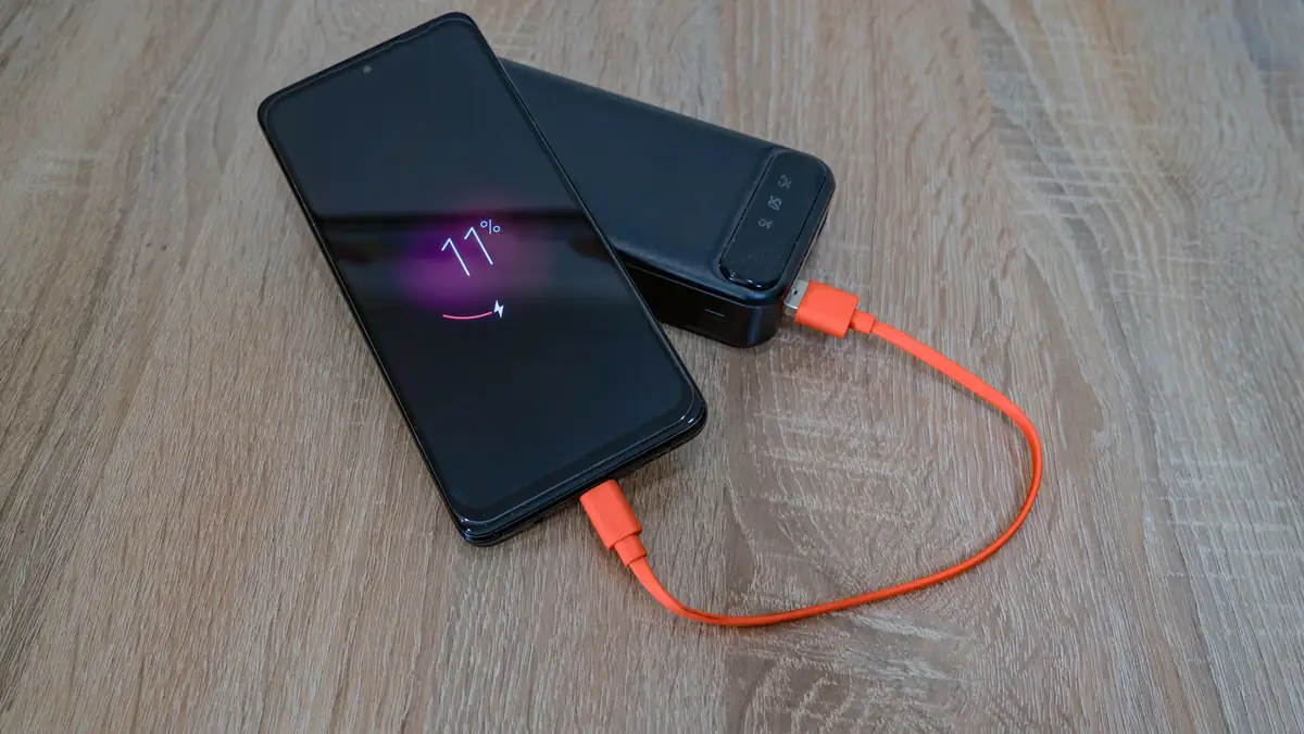 Carregador portátil conectado a um celular por cabo