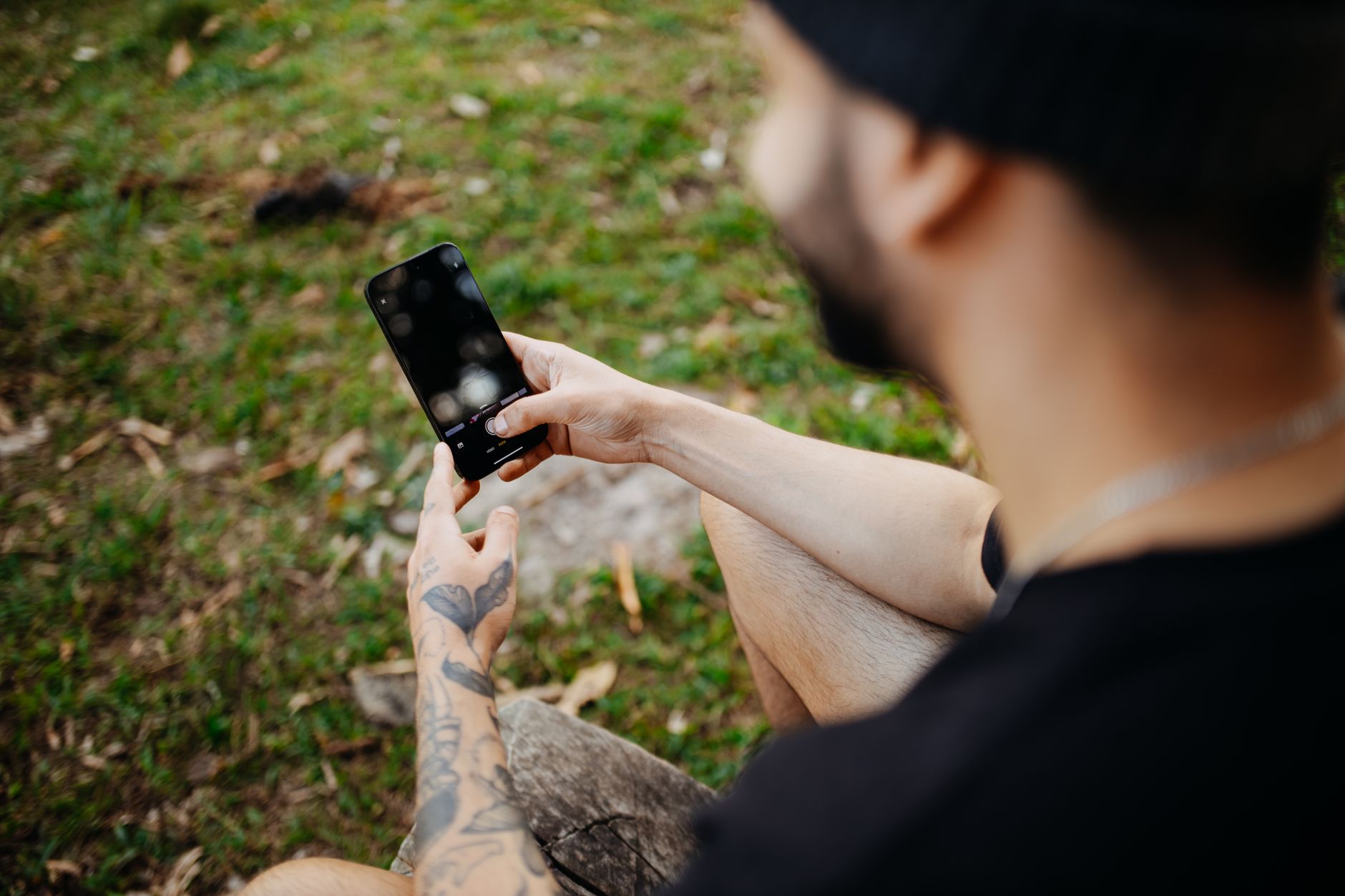 Pessoa segurando um celular enquanto verifica o sinal de internet móvel ao ar livre