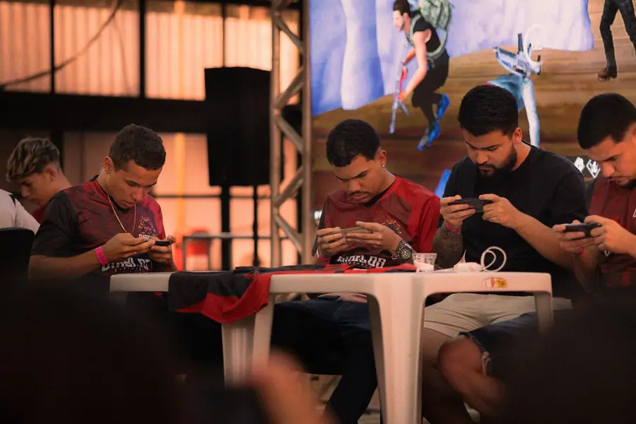 Grupo de jogadores concentrados em um torneio de e-sports mobile Grupo de jogadores concentrados em um torneio de e-sports mobile