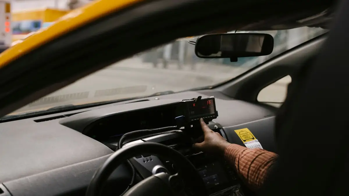 Motorista usando GPS no celular enquanto dirige um carro