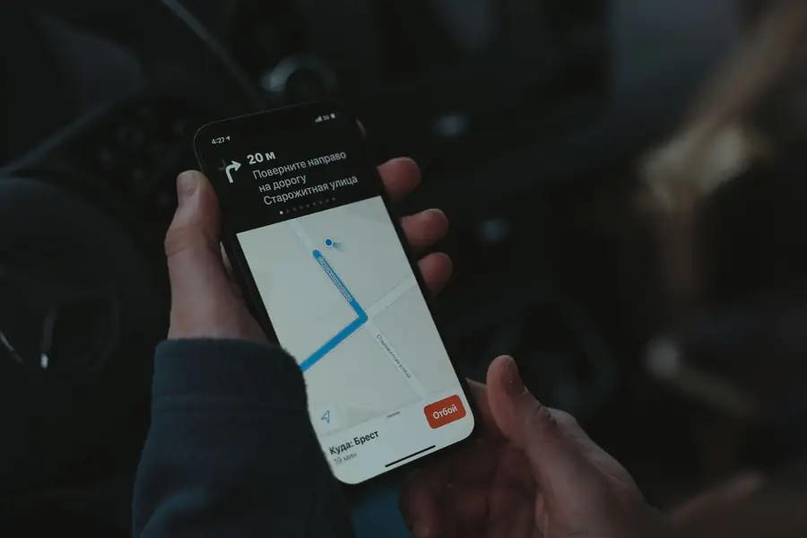 Celular exibindo aplicativo de navegação dentro de um carro Celular exibindo aplicativo de navegação dentro de um carro