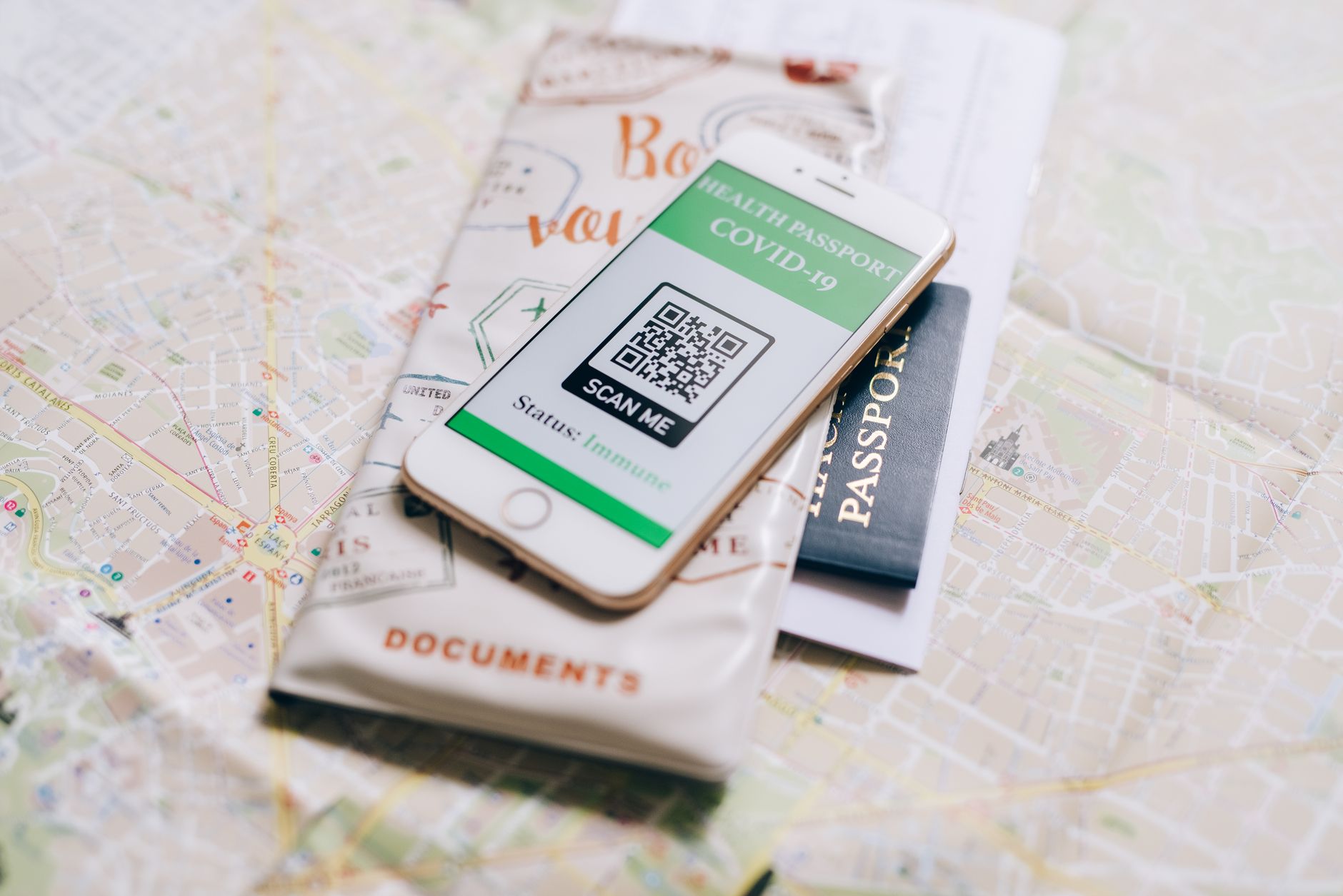 Como escolher um celular só com eSIM no Brasil A smartphone displaying a COVID-19 health passport on a map with a travel passport.