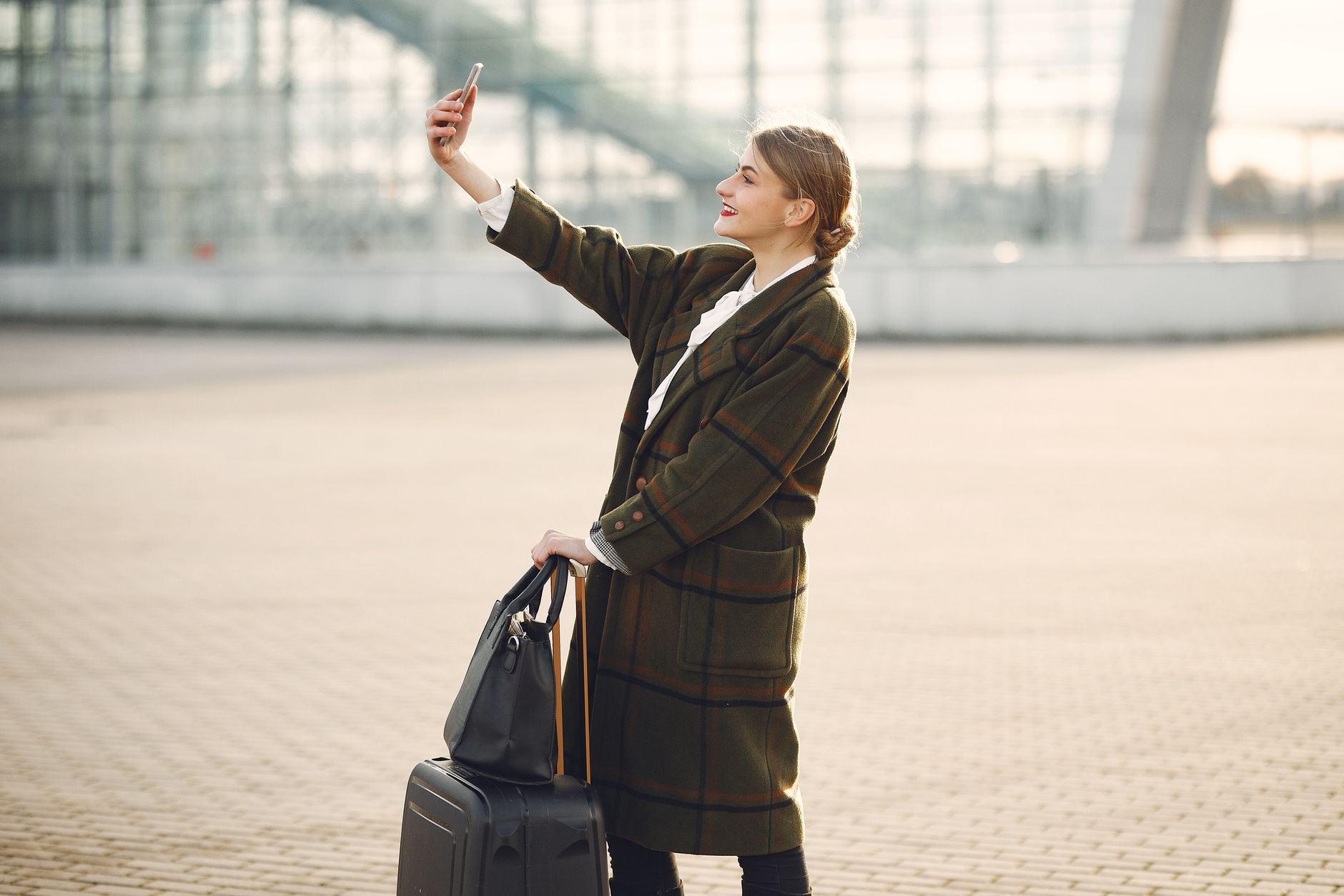 Pessoa segurando um celular durante uma viagem internacional em um aeroporto