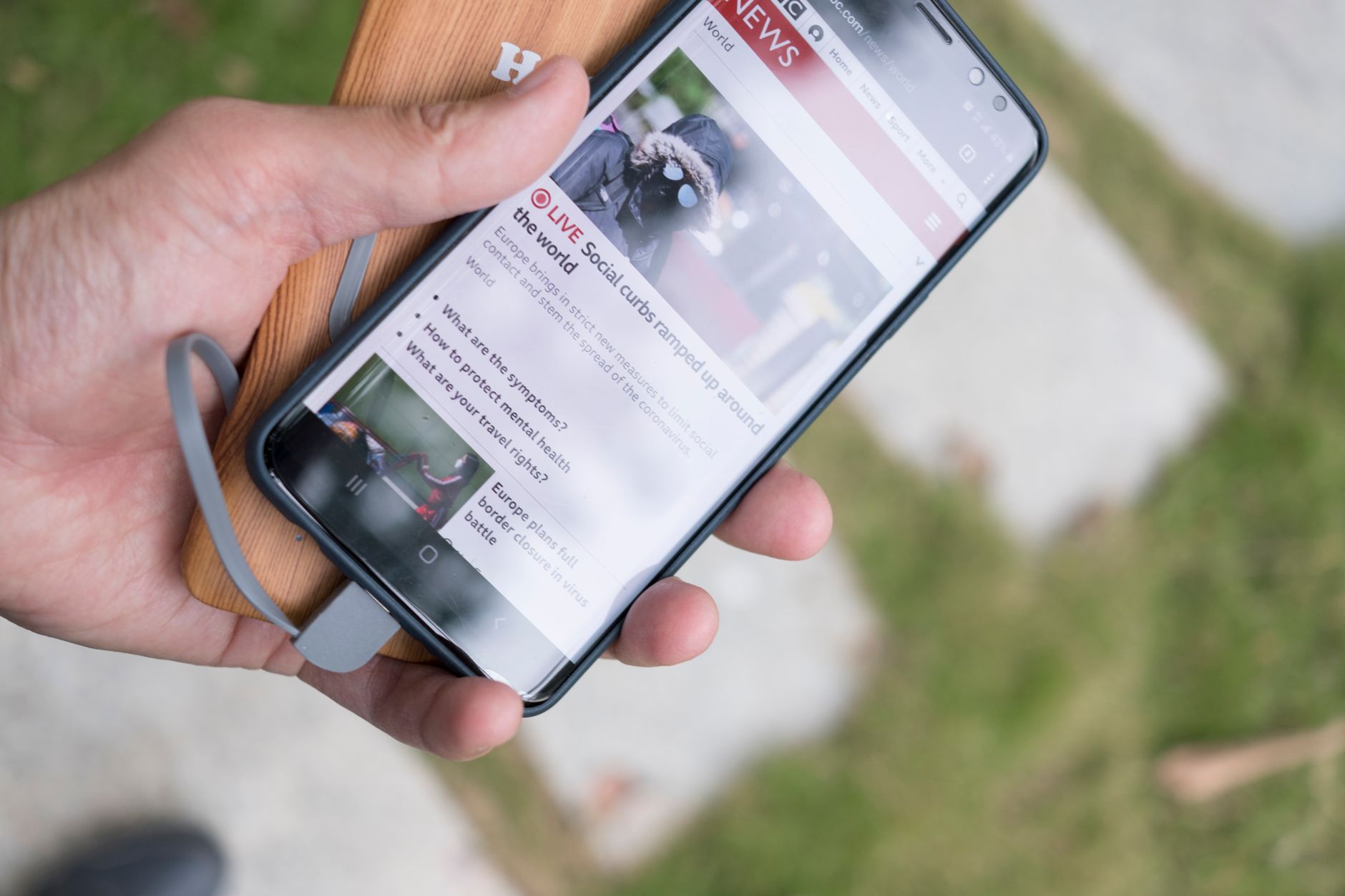 Pessoa conferindo a porcentagem da bateria de um celular enquanto ele carrega